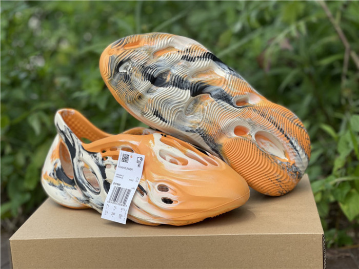 ad1d*s Y**zy foam rnnr mxt moon