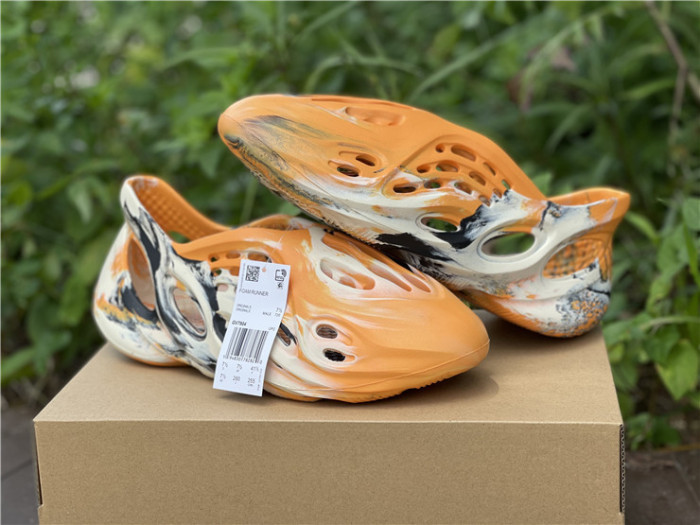 ad1d*s Y**zy foam rnnr mxt moon