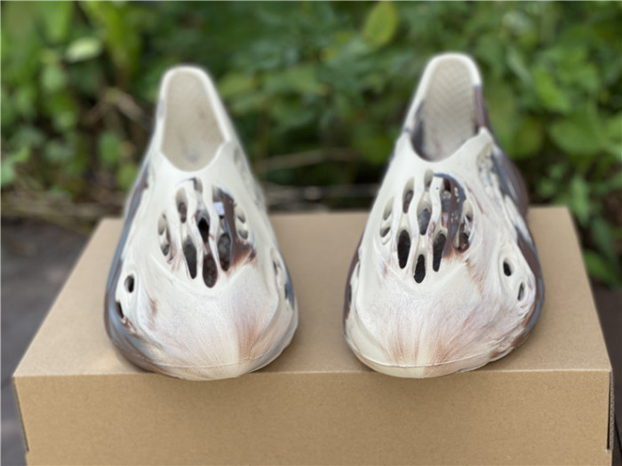 ad1d*s Y**zy foam rnnr mxt moon