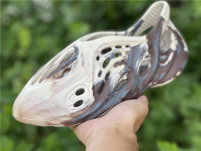 ad1d*s Y**zy foam rnnr mxt moon