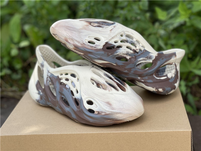 ad1d*s Y**zy foam rnnr mxt moon